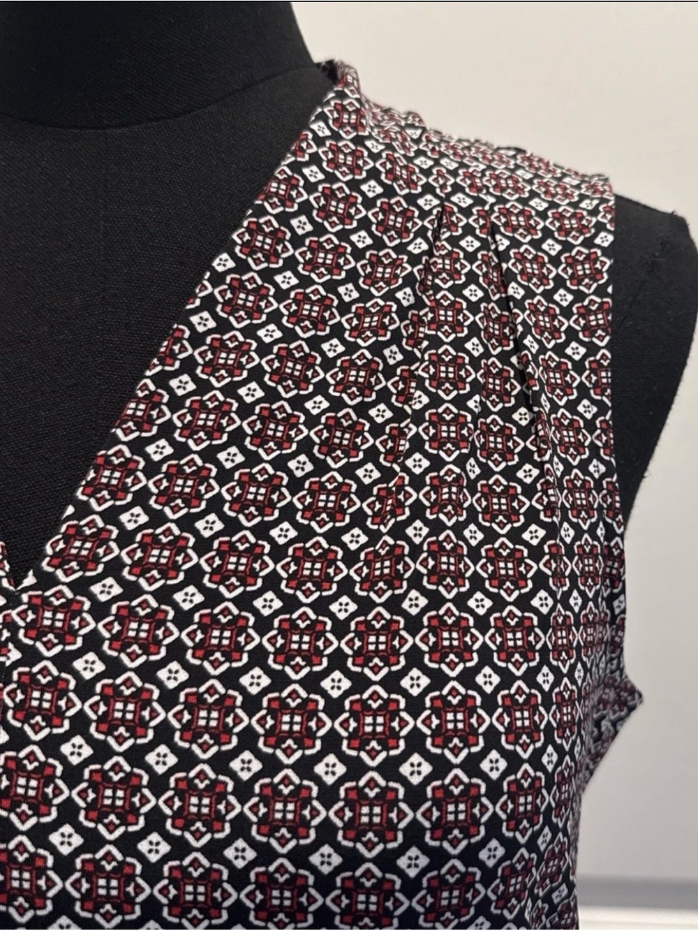 Liz Claiborne Women's Sleeveless Multicolor V-Neck Geometric Print Blouse, Small - Picture 9 of 12